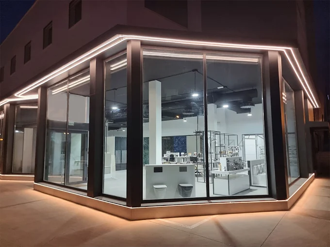 Showroom en la noche